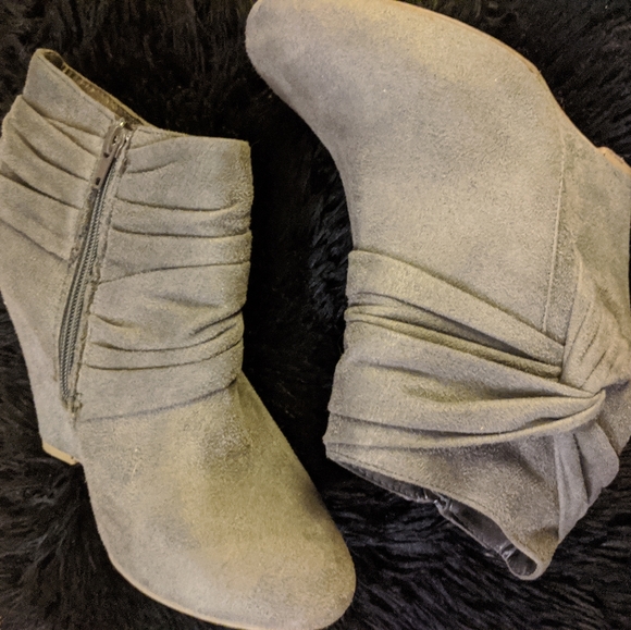 ✨(3 for 50$)✨ Wild Diva Grey Wedge Booties - Picture 2 of 3